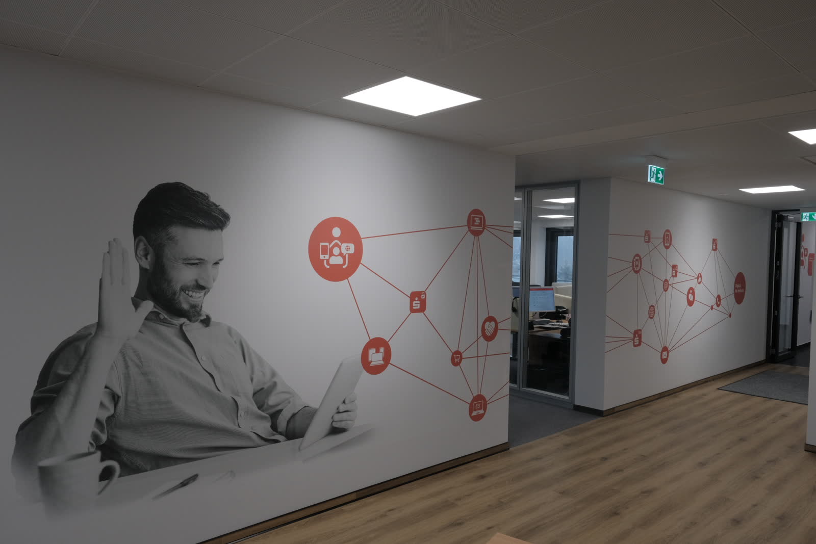 Büro mit grossformatigem Porträt im Corporate Design
