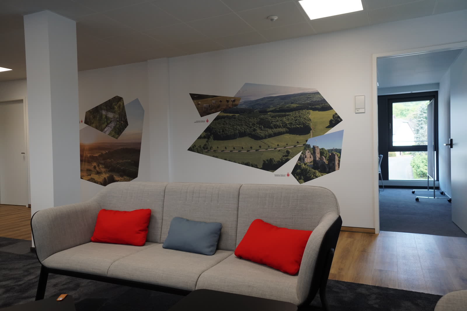 Lounge mit Landschaftsmotiven an der Wand