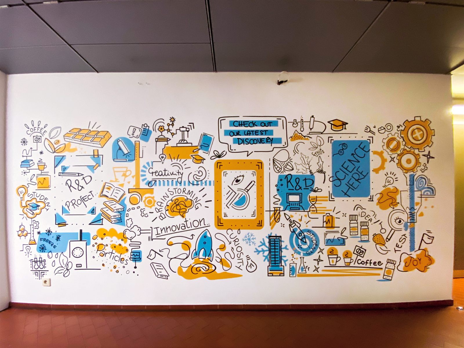 Flur einer Hochschule mit illustrierter Wand zu Forschung, Neugier und Innovation